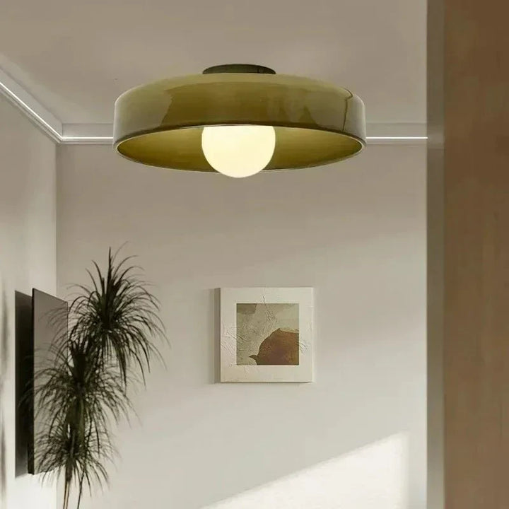 Scandinavische plafondlamp van helder glas met minimalistisch design, ideaal voor een moderne woonkamer.