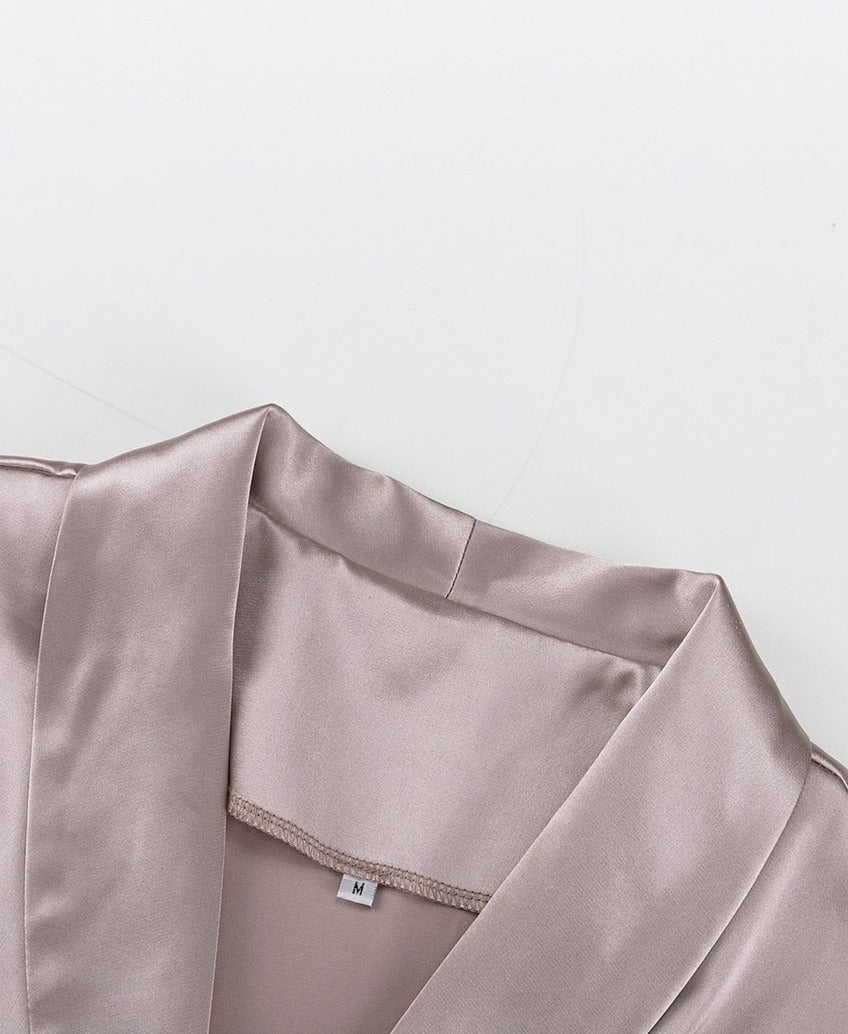 Losvallende dames loungewear set, versierd met elegante veren.