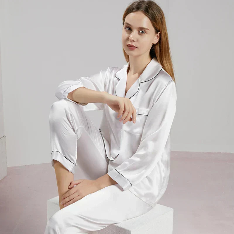 Close-up van de zachte stof van een luxe damespyjama set, voor puur slaapcomfort.