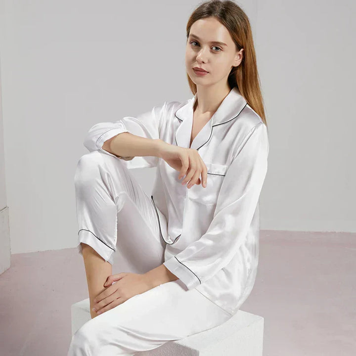 Close-up van de zachte stof van een luxe damespyjama set, voor puur slaapcomfort.