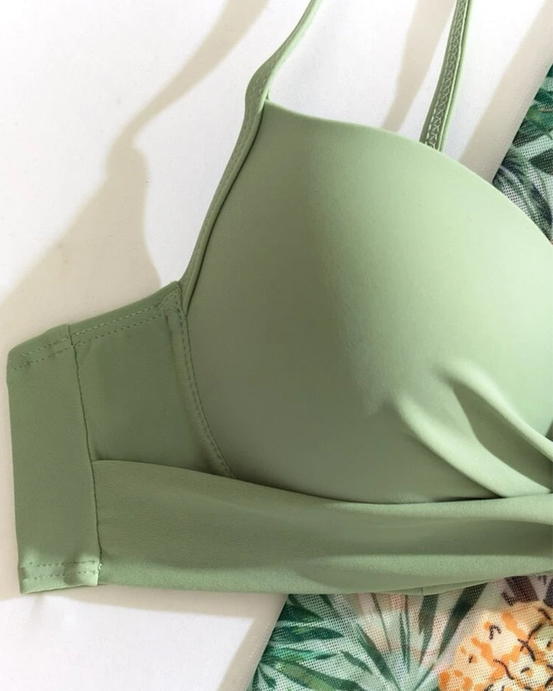 Vakantie essential: Dames bikini met losse cover-up, klaar voor de zon.