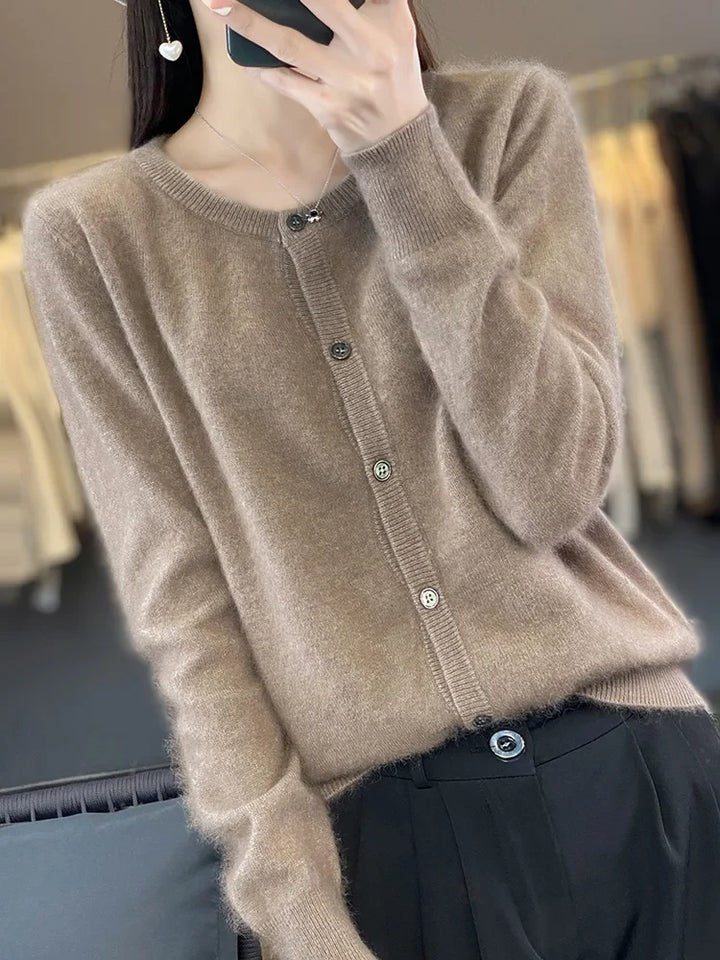 Model toont elegant damesvest met ronde hals in effen kleur, casual chic en comfortabel.