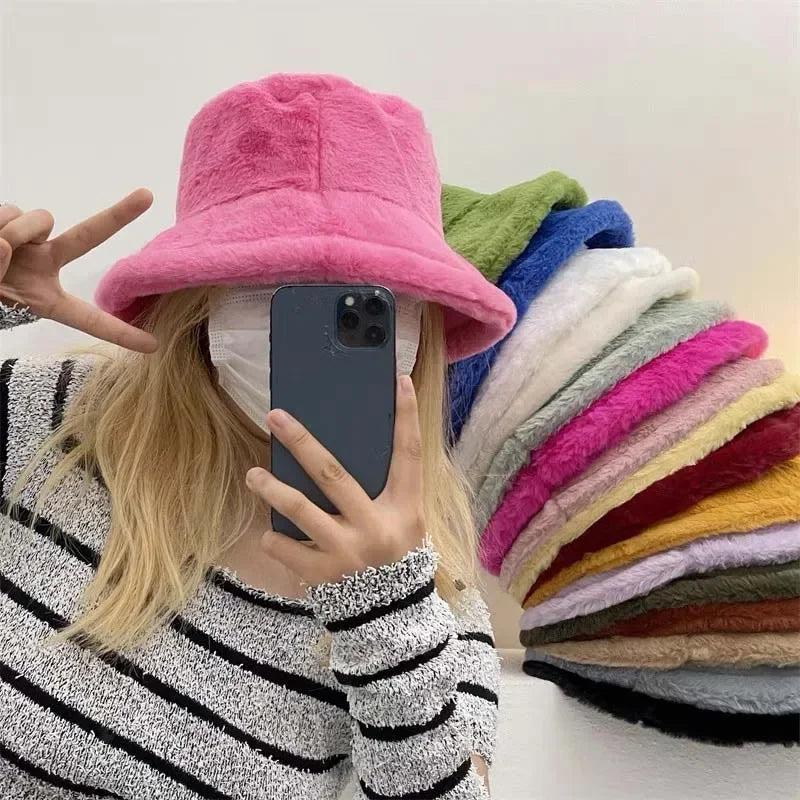 Comfortabele dames buckethat van imitatie konijnenbont, houdt je hoofd warm en stijlvol.