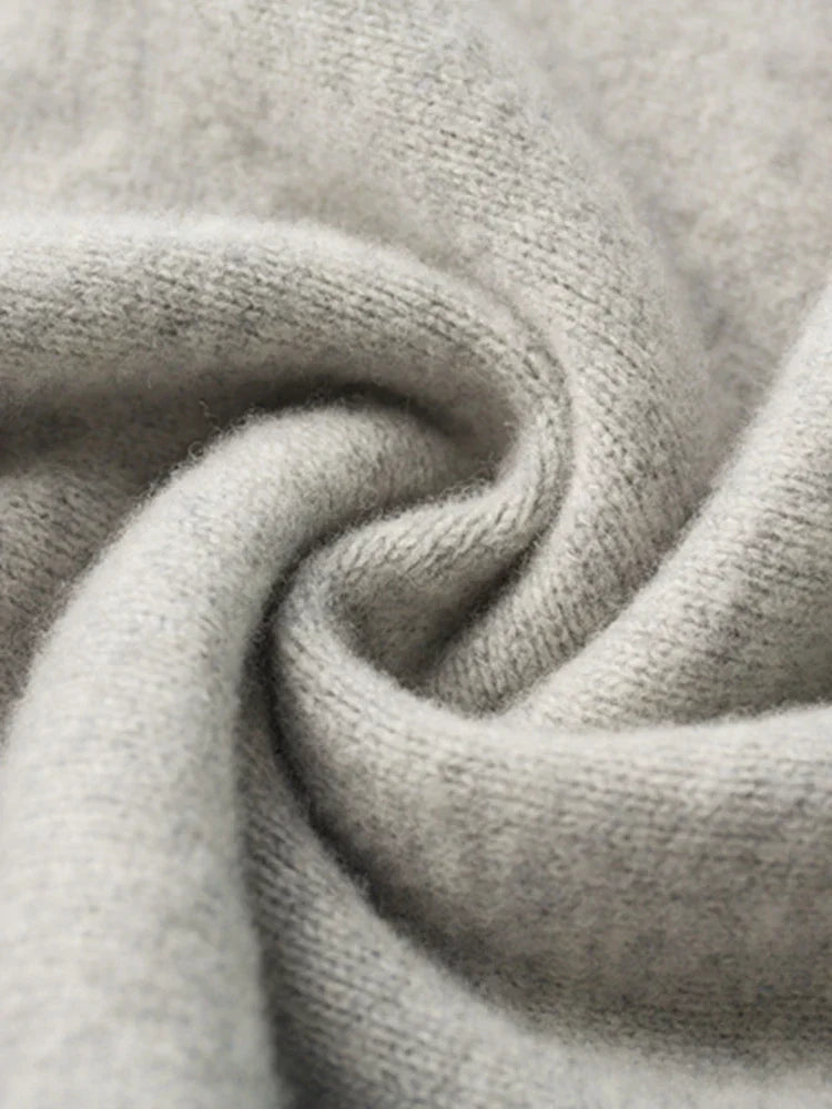Textuur close-up van een zachte, warme beige unisex hoodie, benadrukt comfort en kwaliteit van de stof.