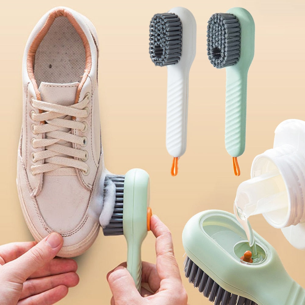 Schoenreinigingsborstel met geïntegreerde zeepdispenser voor moeiteloos schoonmaken van schoenen.
