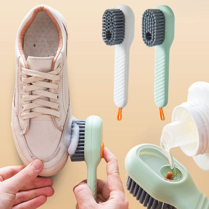 Schoenreinigingsborstel met geïntegreerde zeepdispenser voor moeiteloos schoonmaken van schoenen.