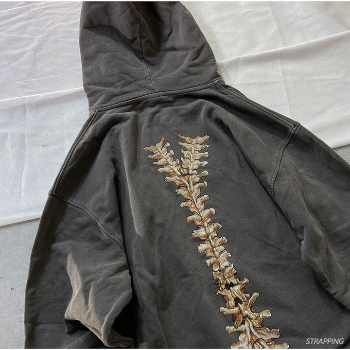 Trendy zwarte gothic dameshoodie, comfortabel en uniek. Perfecte streetwear en herfstmode.