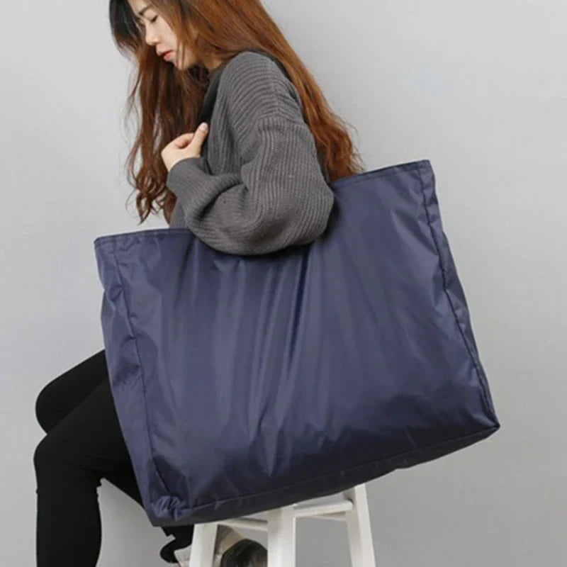 Moderne opvouwbare reisetas voor dames, lichtgewicht en waterdicht nylon, verkrijgbaar in zwart of blauw.