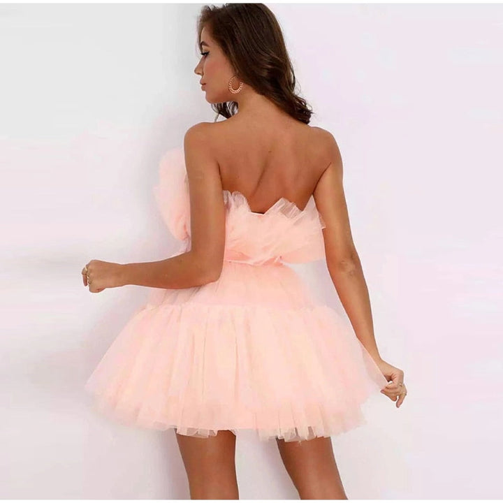 Roze strapless zomerjurk, lichtgewicht & flatterend, ideaal voor warme dagen en feestjes.