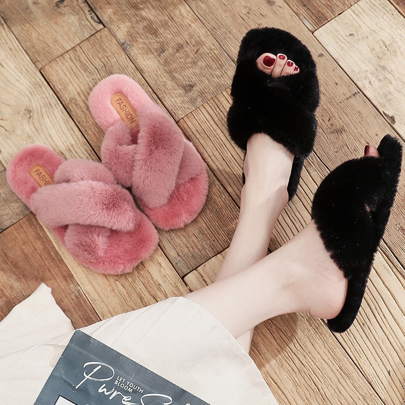 Grijze fluffy pantoffels voor dames. Zachte, warme en comfortabele instappers als huisschoenen.