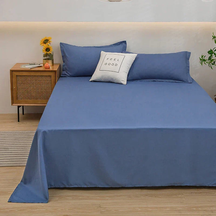 Zorgvuldig gevouwen effen SoftLuxe linnen dekbedovertrek. Duurzaam textiel voor een ademende en zachte slaapkamer.