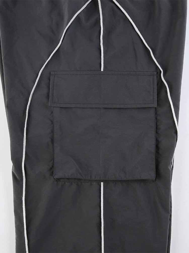Dames streetwear: zwarte baggy broek met comfortabele, losse pasvorm, altijd trendy.