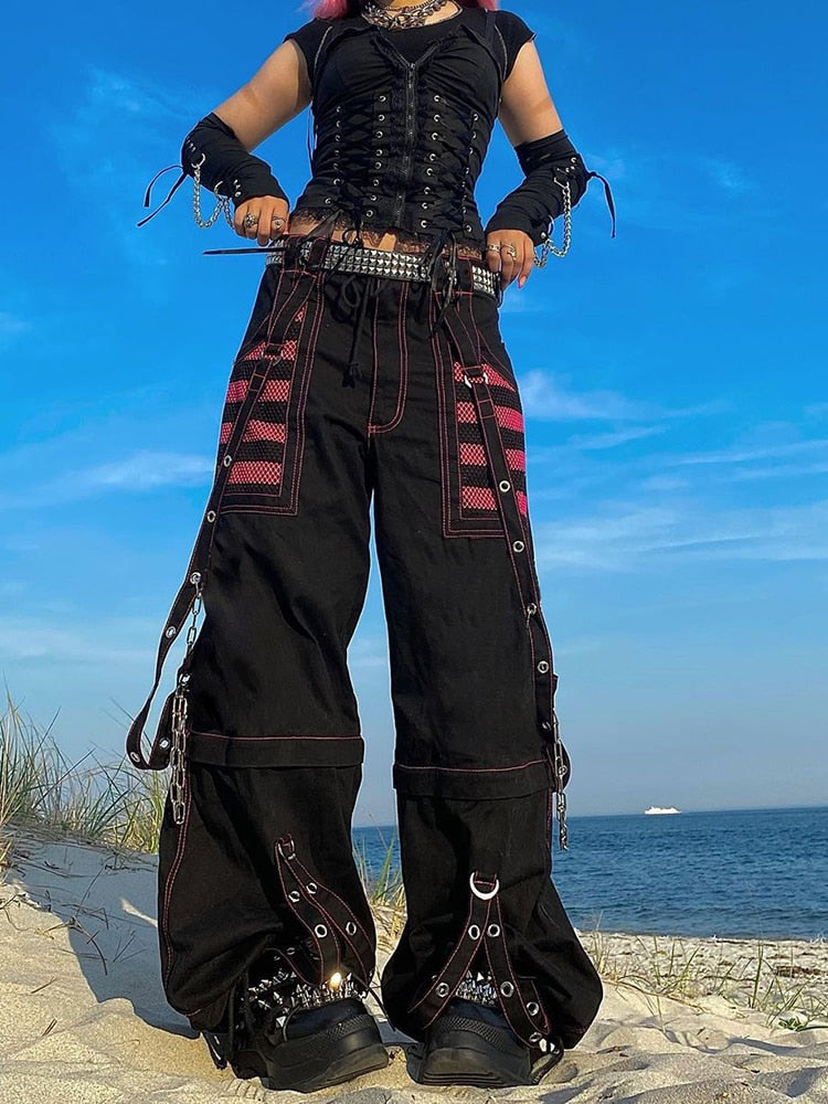 Zwarte gothic damesbroek in punk stijl, comfortabel en trendy. Ideaal voor alternatieve en unieke kleding.