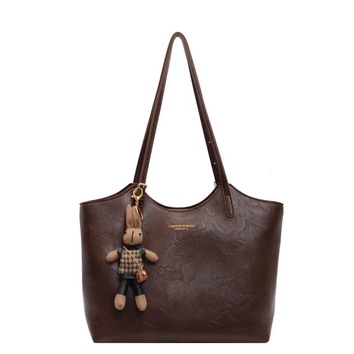 Moderne schoudertas voor dames, gemaakt van duurzaam vegan leer in een tijdloze vintage stijl.