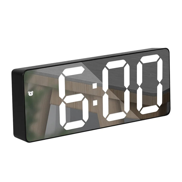 Moderne digitale spiegelwekker met led display, temperatuurweergave en alarmfunctie; perfect voor slaapkamer decoratie.