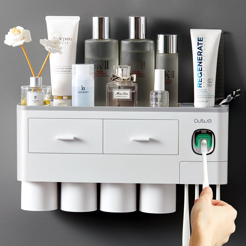 Wandgemonteerde badkamer organizer: ruimtebesparend design met tandpastadispenser en lades voor een net interieur.