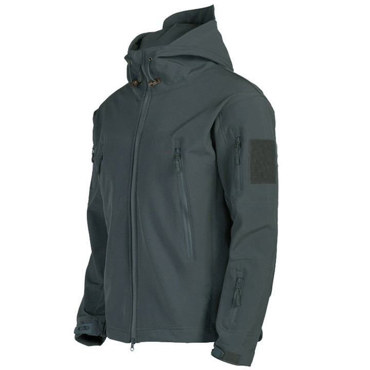 Comfortabele heren softshell jas Titan met verstelbare capuchon. Perfecte bescherming tegen wind en regen.