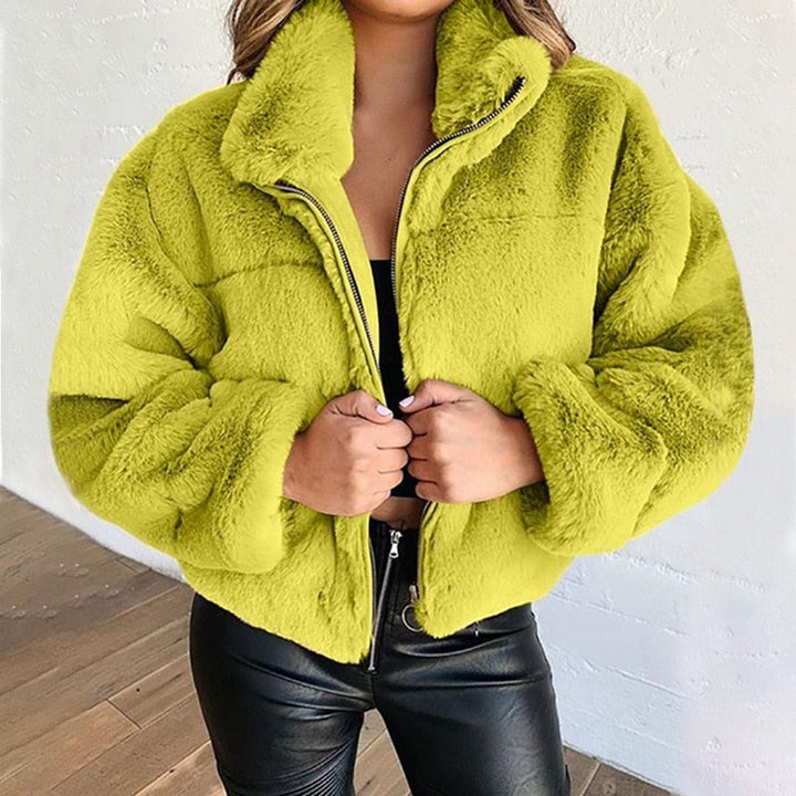 Stijlvolle MarliesJacket damesjas van zacht pluche. Perfecte warme winterjas voor vrouwenmode en comfort.