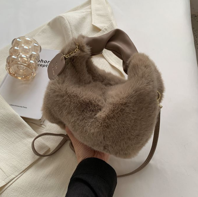 Veelzijdige fluffy handtas, te gebruiken als schouder- of crossbody tas.