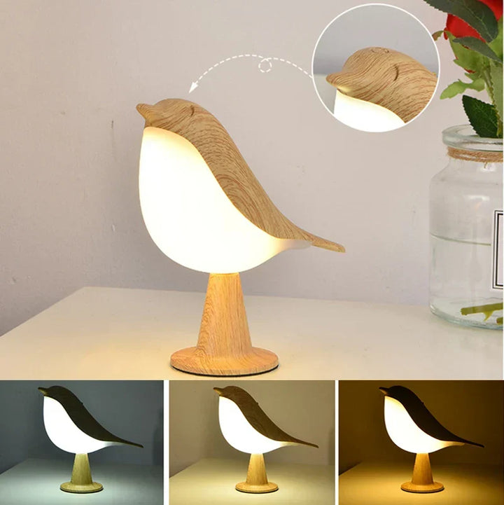 Moderne LED vogel nachtlamp als decoratie op nachtkastje in slaapkamer, zorgt voor warme sfeerverlichting.