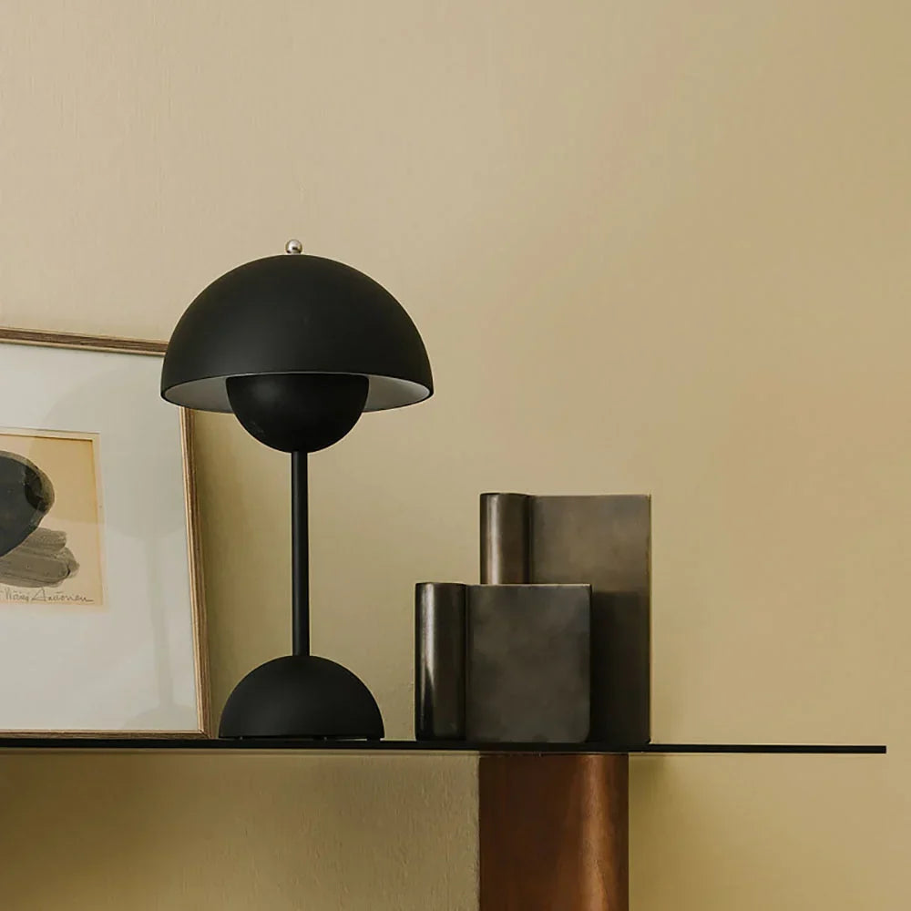 Veelzijdige USB paddestoellamp MushLuxe, dimbare LED sfeerverlichting voor slaapkamer of kantoor.