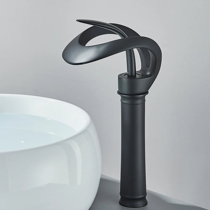Luxe messing wastafelkraan Flowarc met unieke watervaluitloop; perfect voor een design badkamer.