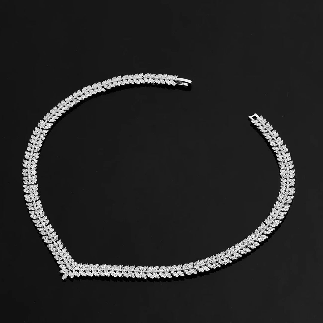 Close-up van de sprankelende zirkonia bruidshalsketting en bijpassende oorbellen uit de dames sieradenset.