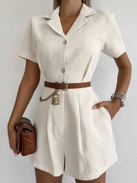 Beige dames linnen zomerjumpsuit met korte mouwen, ideaal voor een elegante en comfortabele look.