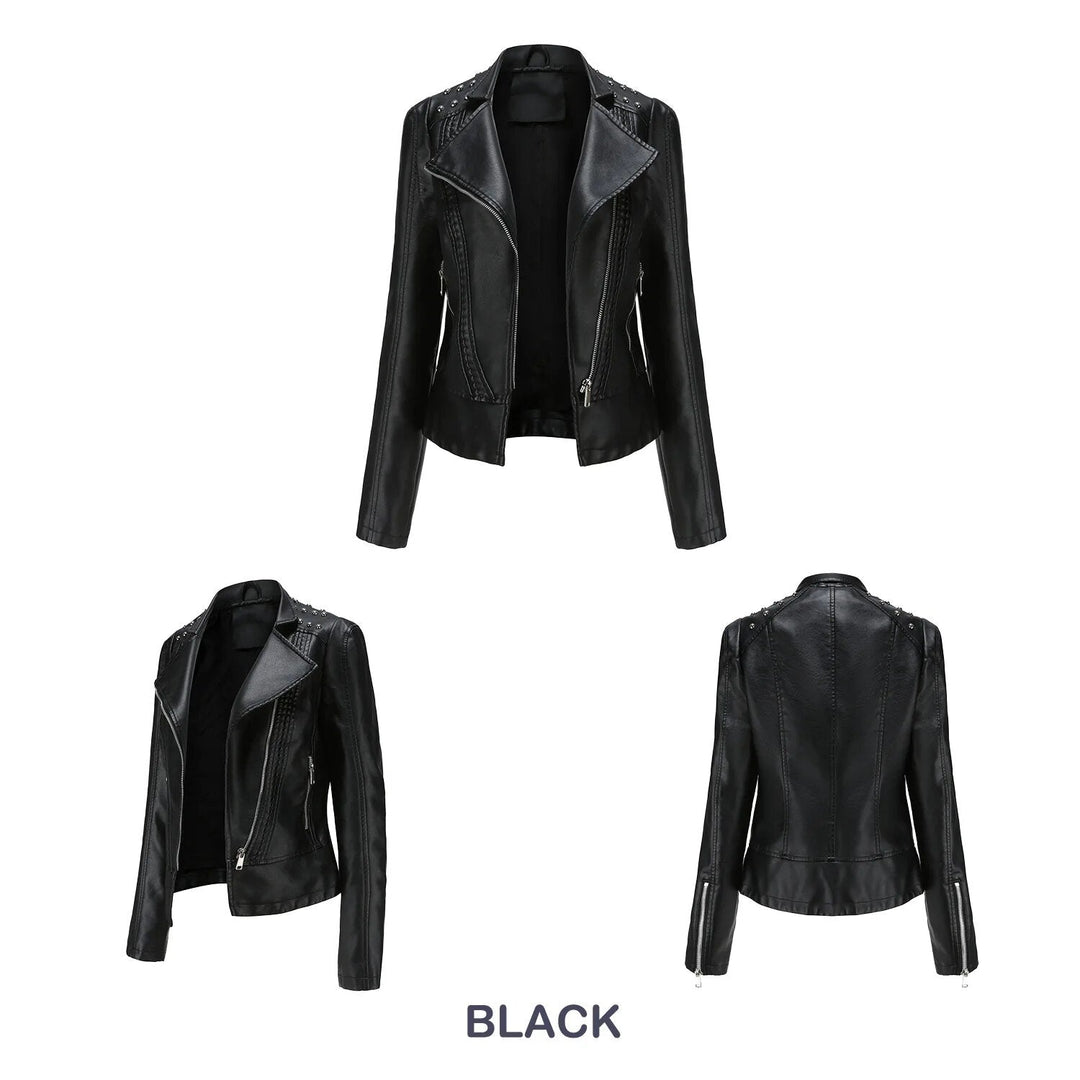 Stoere damesjas met glimmende studs, combineert elegantie met een edgy randje.