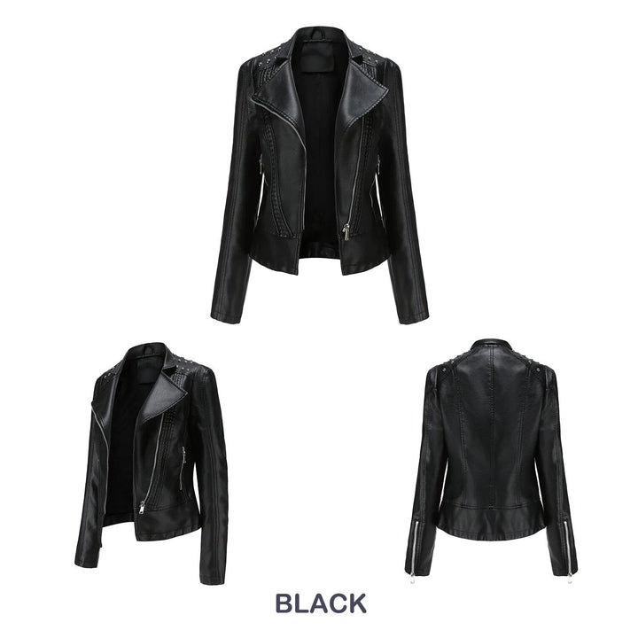 Stoere damesjas met glimmende studs, combineert elegantie met een edgy randje.