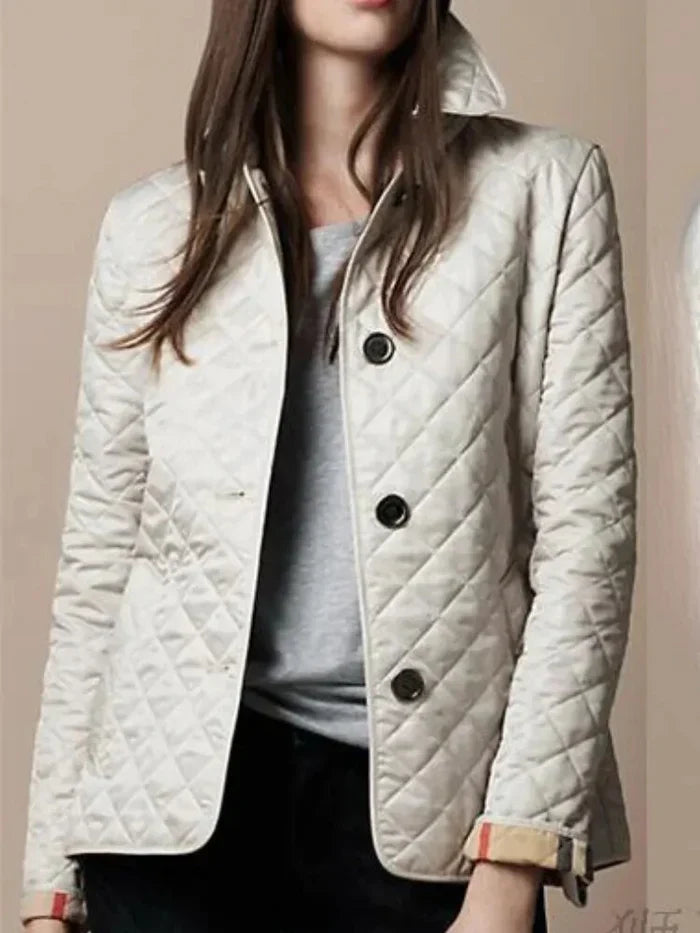Stijlvolle dames lentejas gedragen door model, accentueert elegantie en draagcomfort. Trendy bovenkleding.