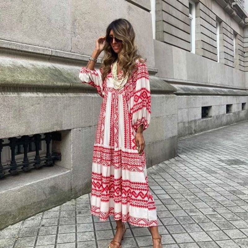 Elegante Boheemse zomerjurk voor vrouwen met V-hals en kenmerkende pofmouwen.