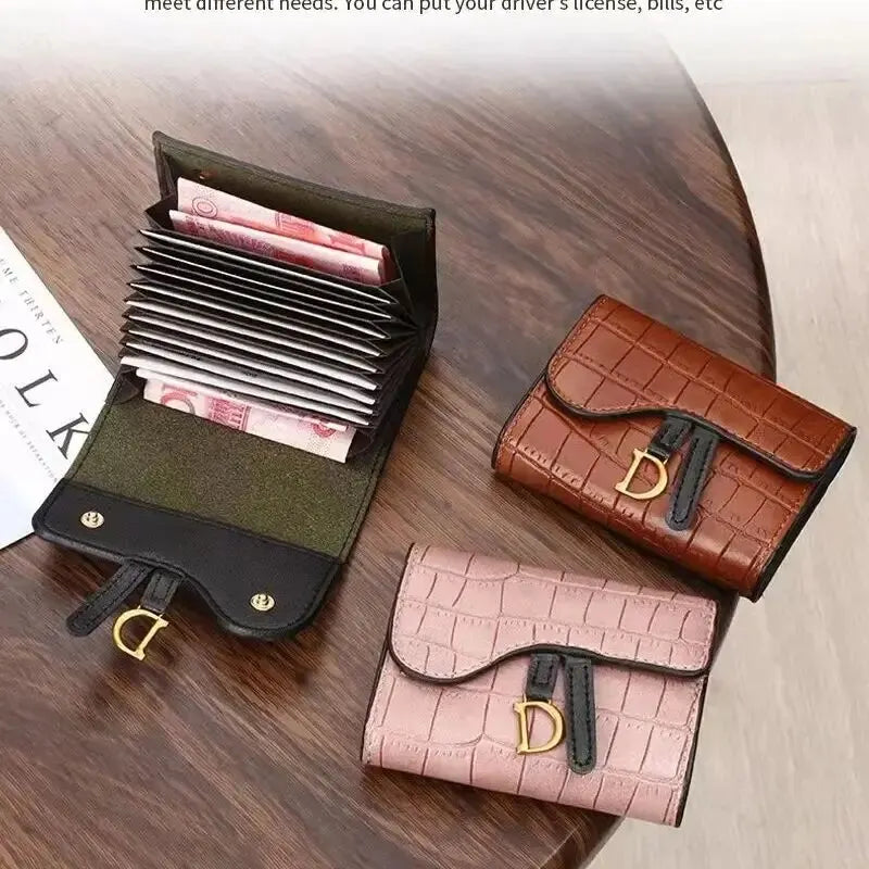 Compacte clutch portemonnee voor dames, met handige kaarthouder functie. Ideaal voor kleine tassen.