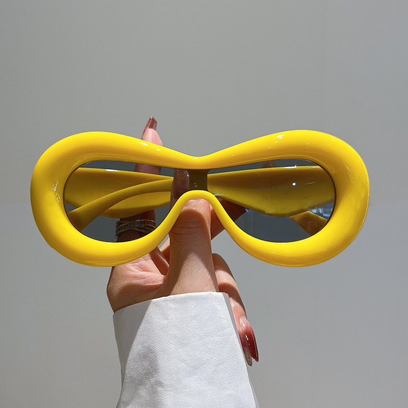 Zomerse unisex zonnebril; trendy design met futuristische elementen.