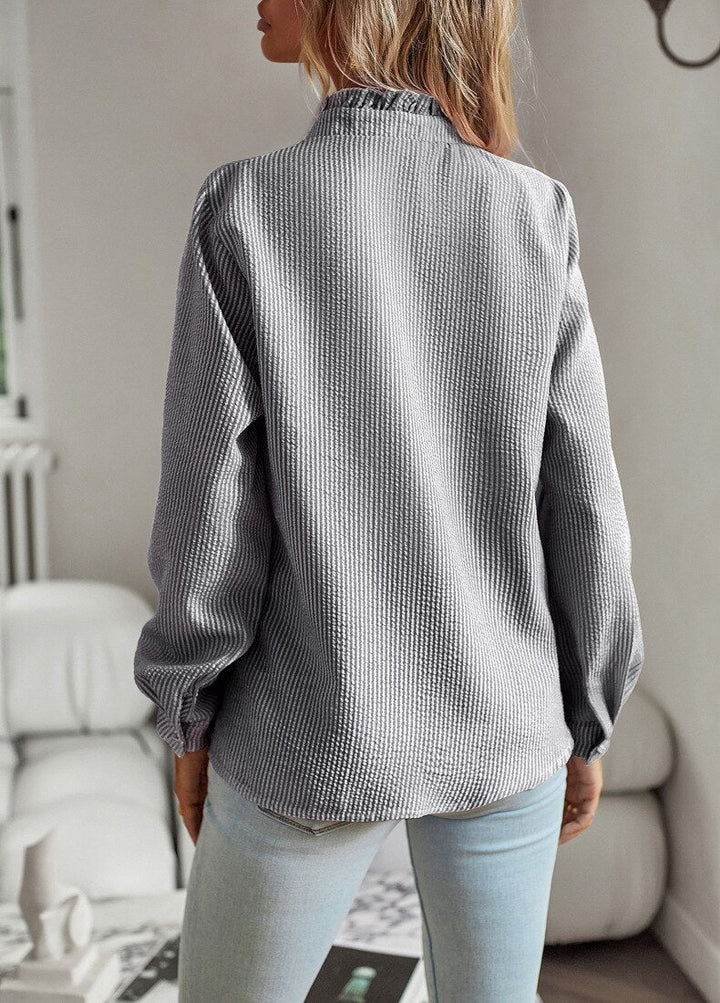 Elegante damesblouse met subtiele sieraden, comfortabel en stijlvol voor elke gelegenheid.