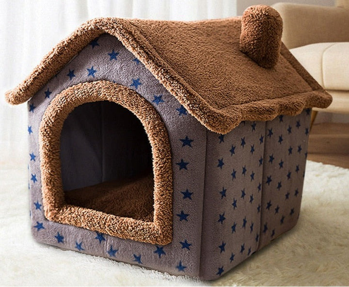 Comfortabel hondenbed in grijs, zacht en knus, met een slapende hond. Warme slaapplek voor kleine dieren.