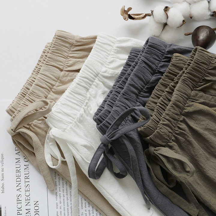 Zwarte Lindy dames korte broek, comfortabel voor warme zomerdagen. Stijlvolle damesmode.
