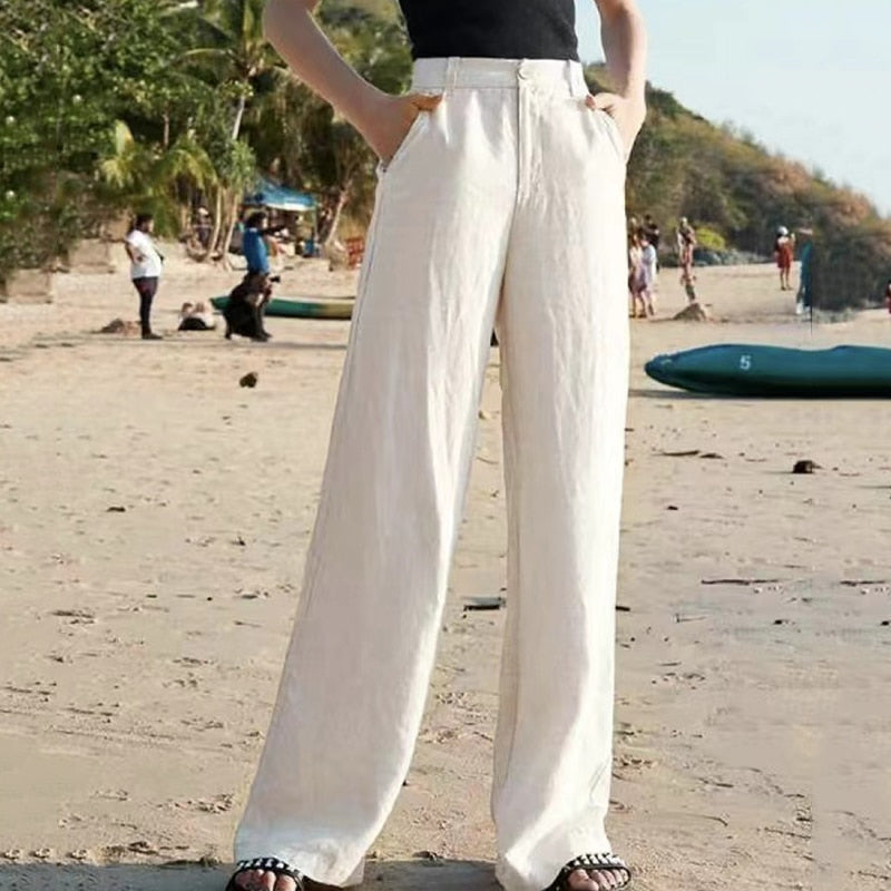 Model draagt casual de comfortabele dames pantalon Diana met wijde pijpen, ideaal voor een relaxte én modieuze look.