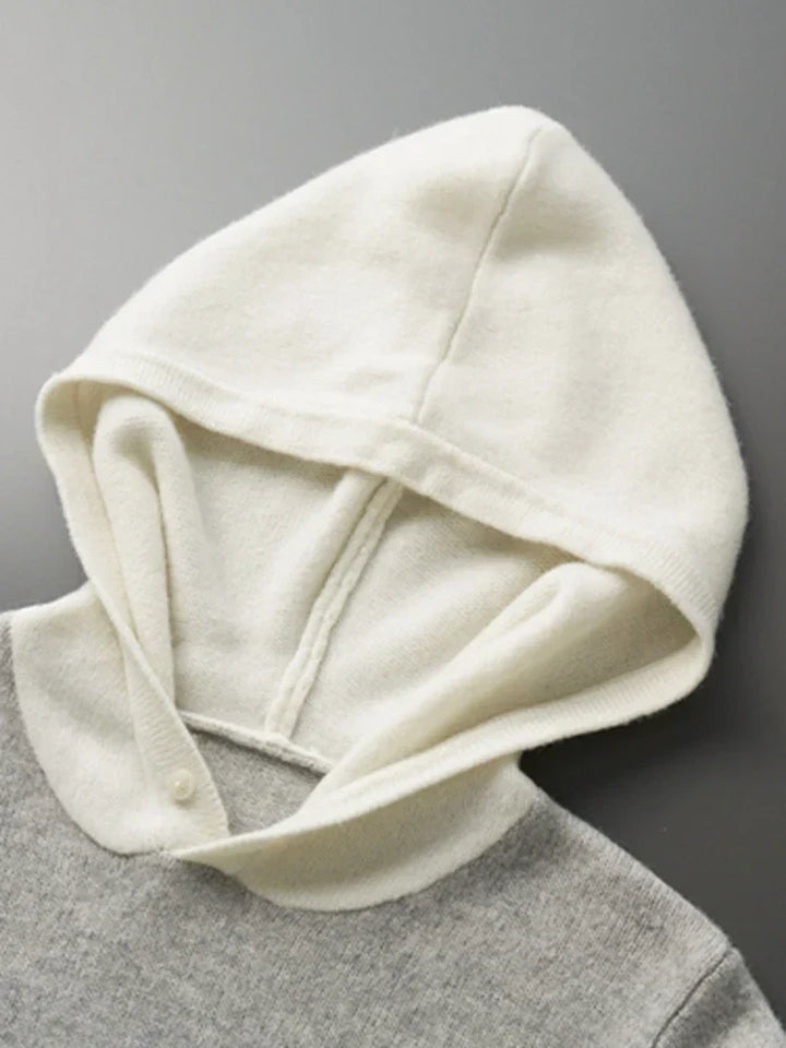 Model draagt een comfortabele, zachte unisex grijze hoodie, ideaal voor een relaxte maar elegante stijl.
