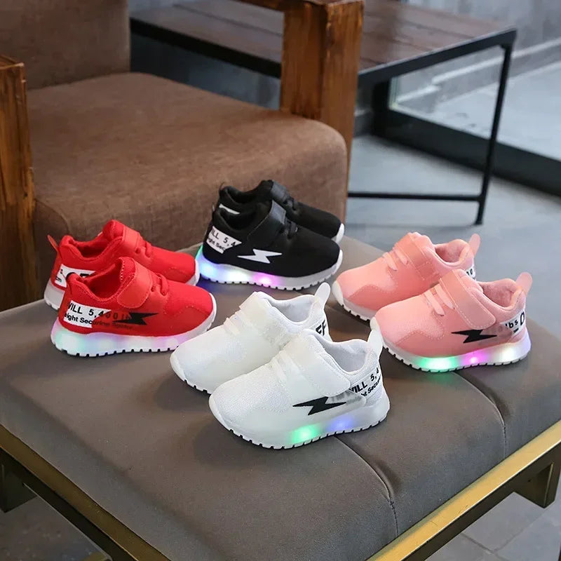 Roze kinder LED sneakers met regenbooglichtjes voor meisjes, comfortabel en speels. Ideaal voor peuters.