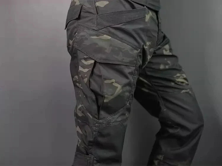 Camouflage set heren voor outdoor avonturen, inclusief jas en broek. Essentieel voor airsoft, paintball & vissen.