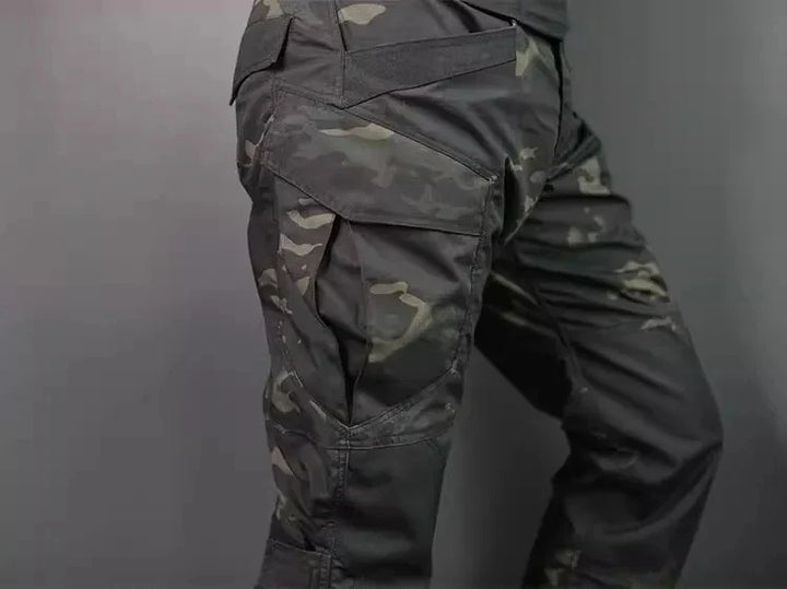 Camouflage set heren voor outdoor avonturen, inclusief jas en broek. Essentieel voor airsoft, paintball & vissen.