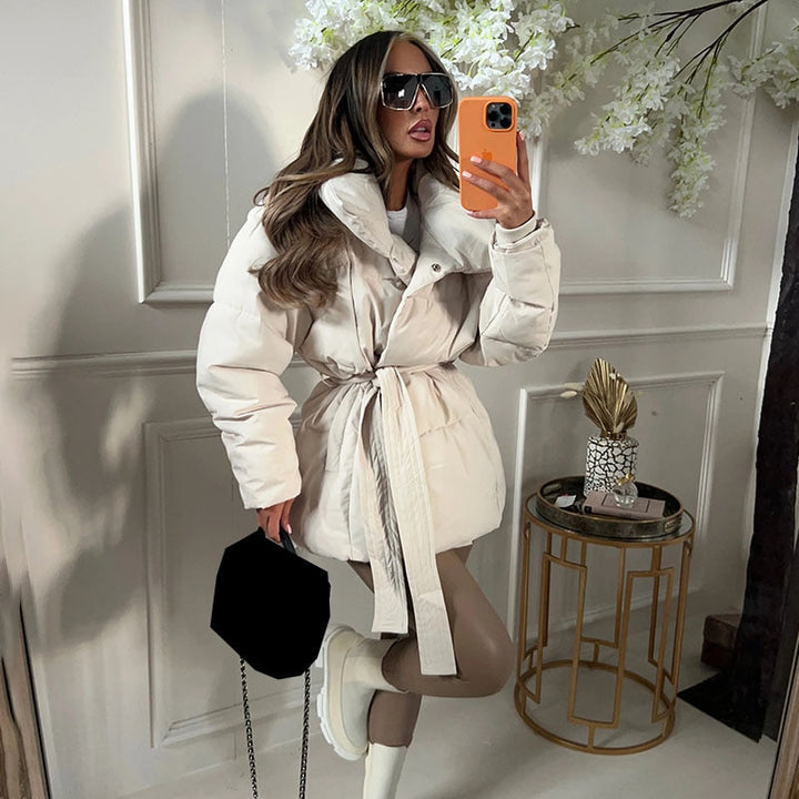 Stijlvolle dames dikke jas met riem, perfect voor warme winterdagen. Elegante bovenkleding voor dames.