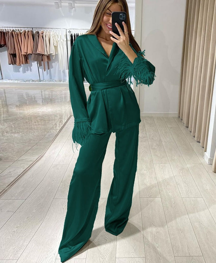 Modieus dames loungepak met zachte veren, een perfecte blend van stijl en gemak.