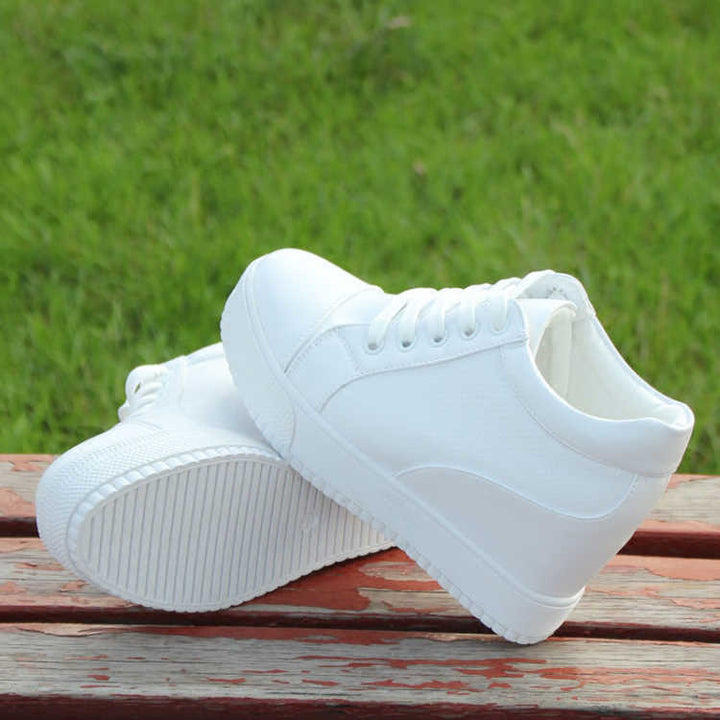 Witte elegante dames sleehak schoen, comfortabel en chic. Ideaal voor zomerse dagen.