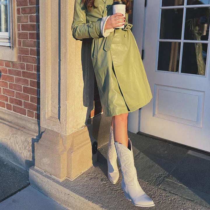 Luxe dames cowboylaarzen, elegant en comfortabel, met trendy metallic accent en fijne textuur.