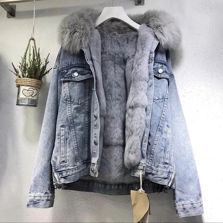 Klassieke lichtblauwe DoryJacket denim jas voor dames, comfortabel en veelzijdig, perfect voor casual chique outfits.