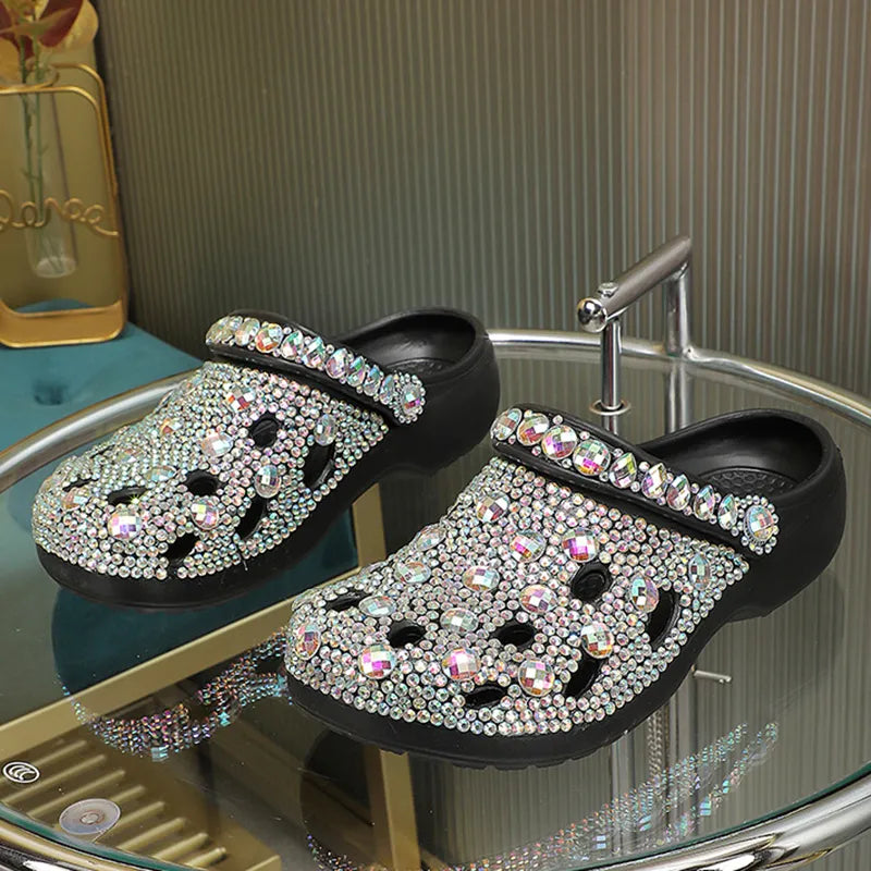 Comfortabele dames slippers met sprankelende kristallen, strass en glitter, ideaal voor een elegante zomerse look.