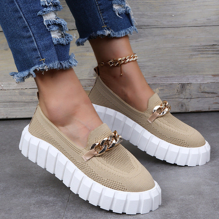 Witte luchtige dames instappers Lina van ademend mesh met platte zool. Comfortabele slip-on zomerschoen voor dagelijks gebruik.