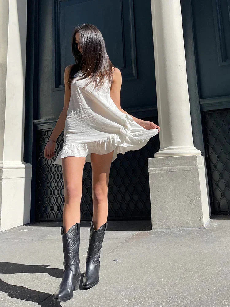 Damesmodel draagt trendy elegante cowboylaarzen met metallic accent. Stijlvolle en comfortabele damesmode.